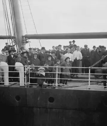 /images/tich/steamer_lake_champlain_arriving_at_port_québec_oct._1911.webp